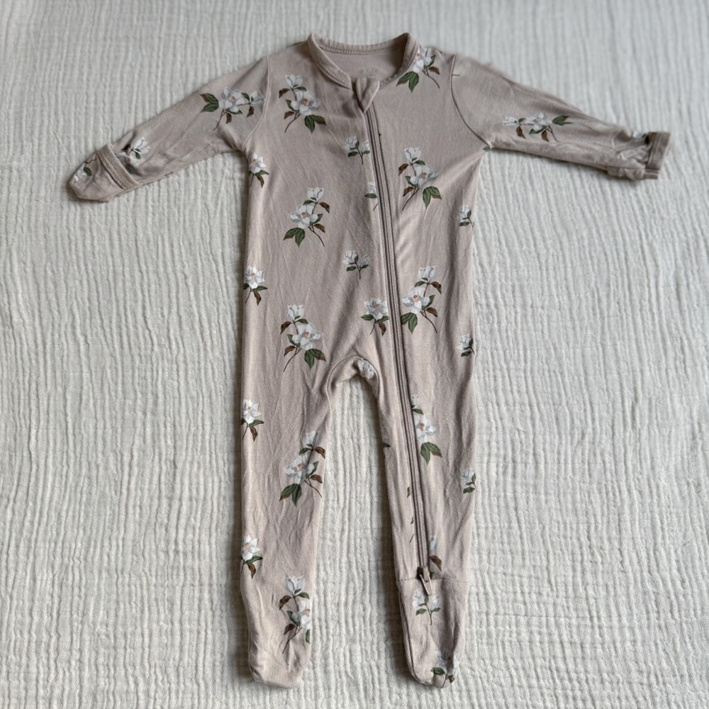 KYTE BABY Zippered Footie in Small Khaki Magnolia - 0-3mo - Retired Print Color